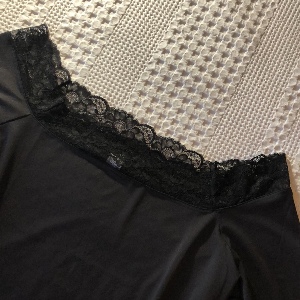 Black lace / off the shoulder top by Venus size 1X - Picture 2 of 6